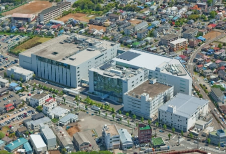 アルバック本社の建屋をを上空から撮影した写真です。